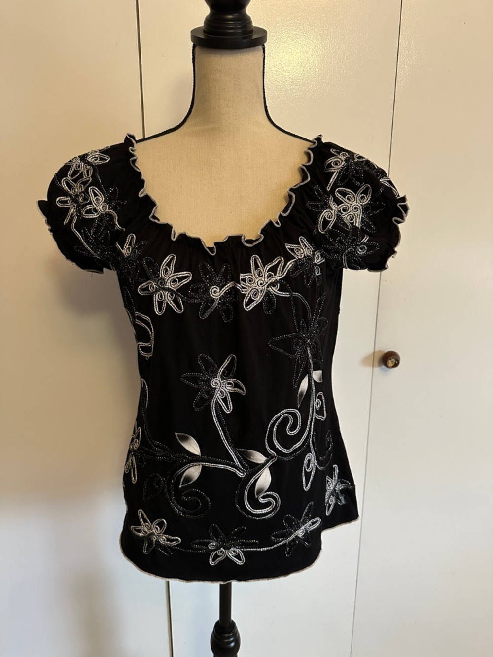 Lauren Michelle Black/Silver Floral Embroidered Puff Sleeve Top